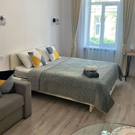 Iris Apartment On Popovich Lviv Eksteriør billede