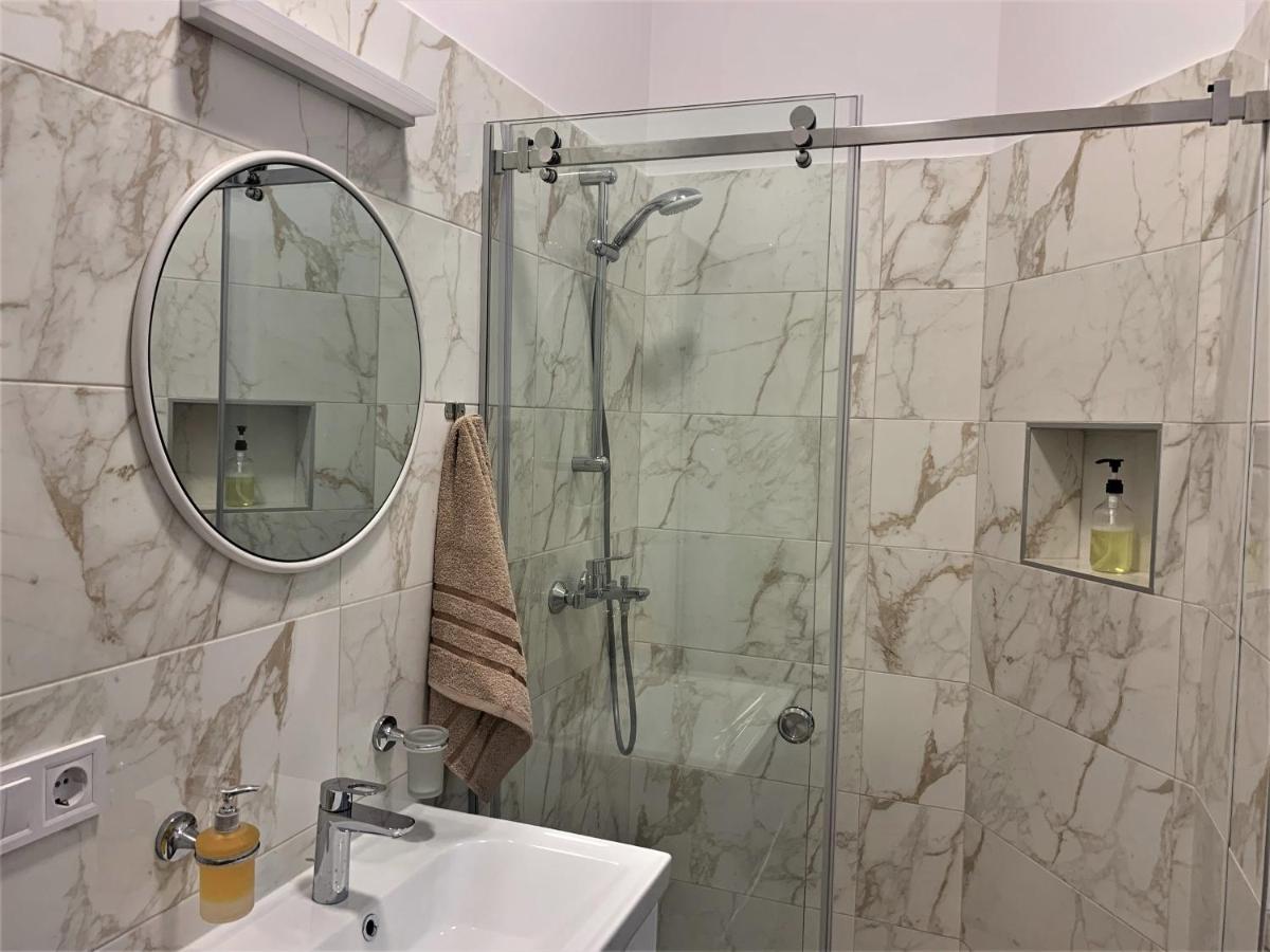 Iris Apartment On Popovich Lviv Eksteriør billede