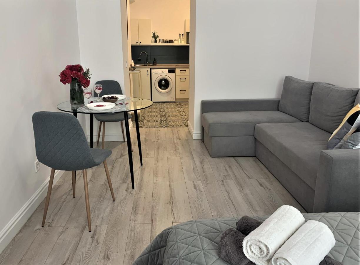 Iris Apartment On Popovich Lviv Eksteriør billede