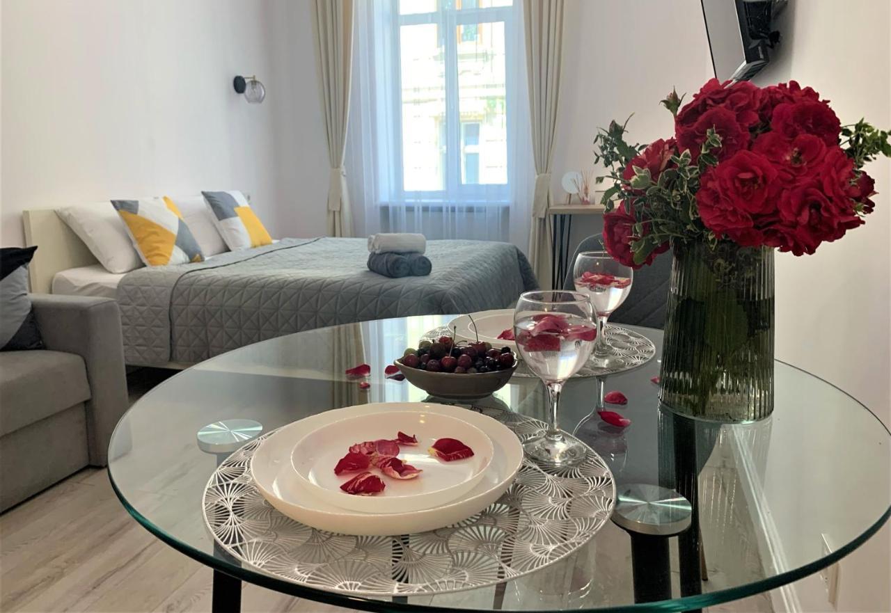 Iris Apartment On Popovich Lviv Eksteriør billede